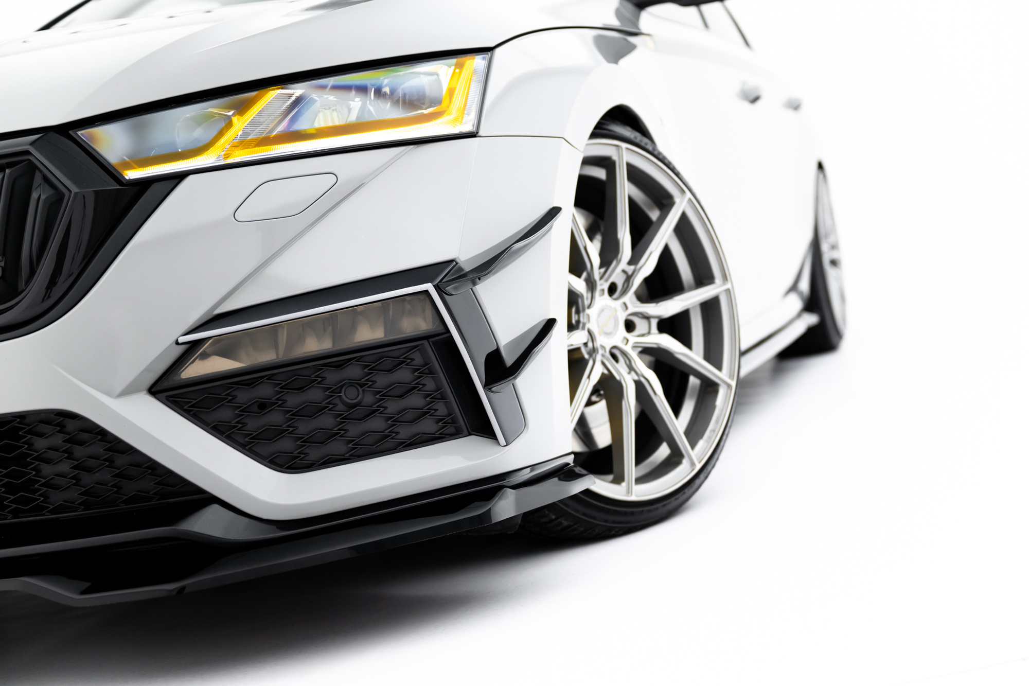 Etupuskurin Canard lipat Skoda Octavia RS Mk4, Maxton