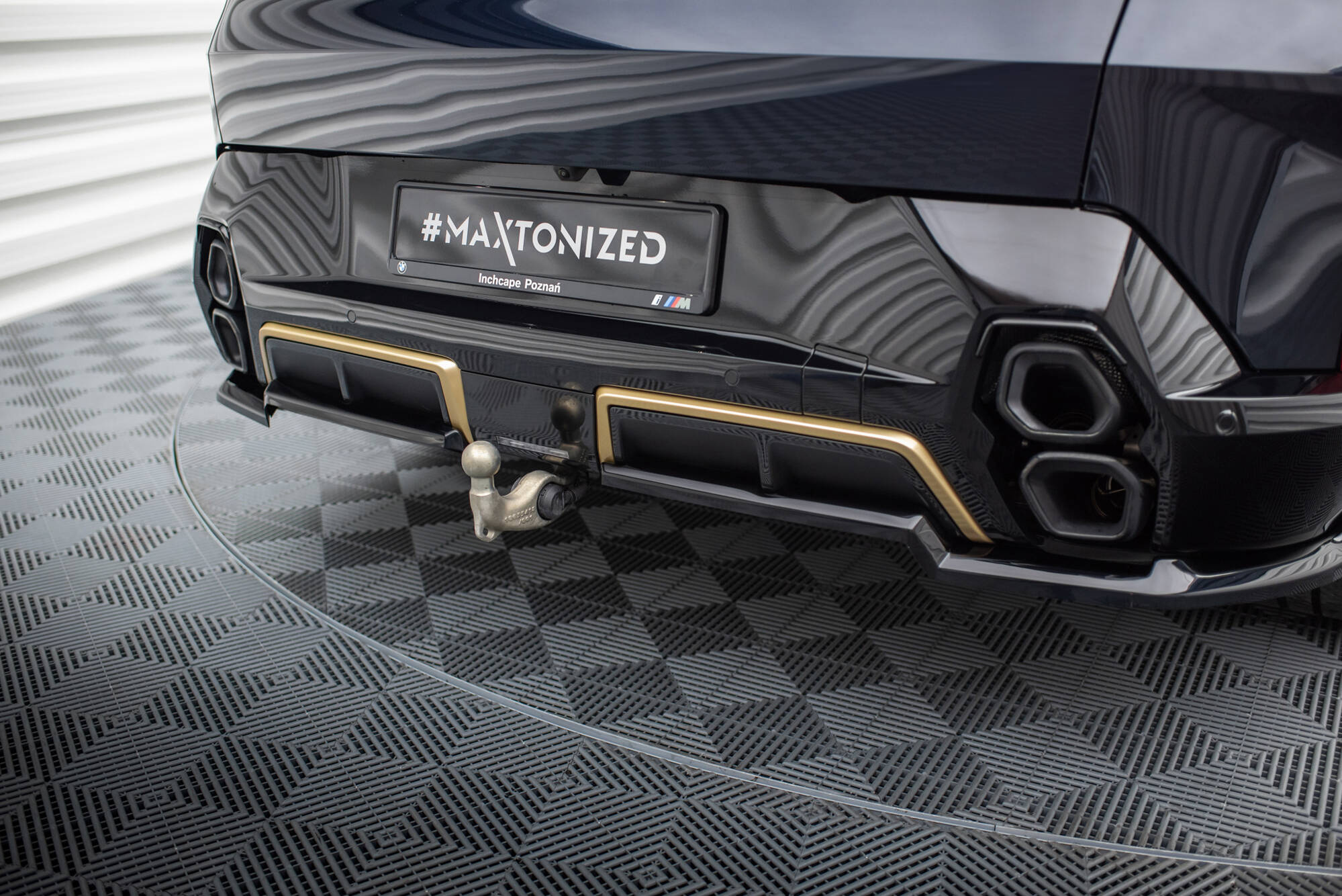 Takasplitteri BMW XM G09, Maxton
