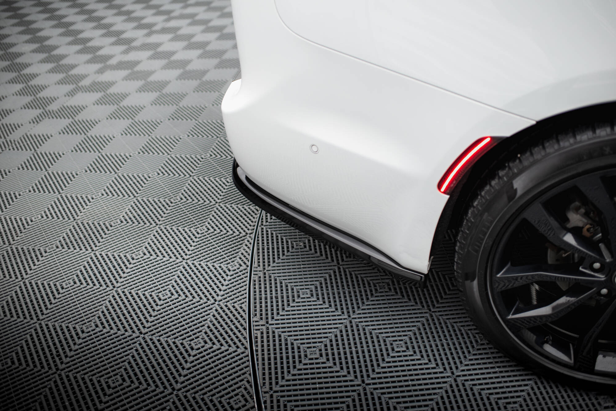 Takasplitteri (with vertical bars) Chrysler Pacifica Mk2 Facelift, Maxton-4