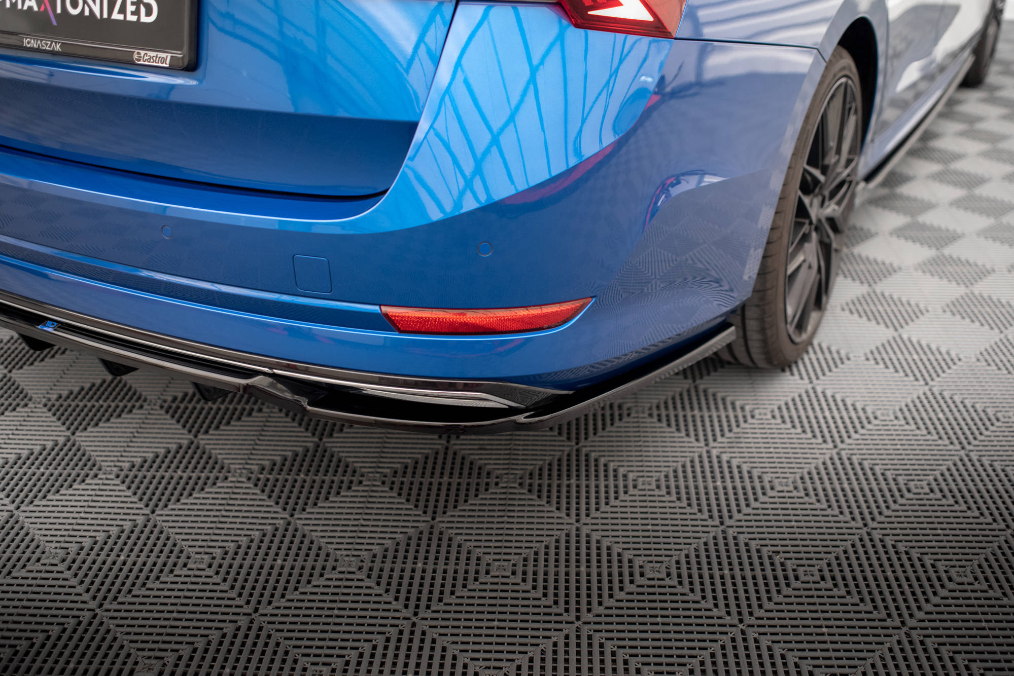 Takasplitteri (w/ v. bars) Skoda Octavia Sportline Mk4, Maxton-2