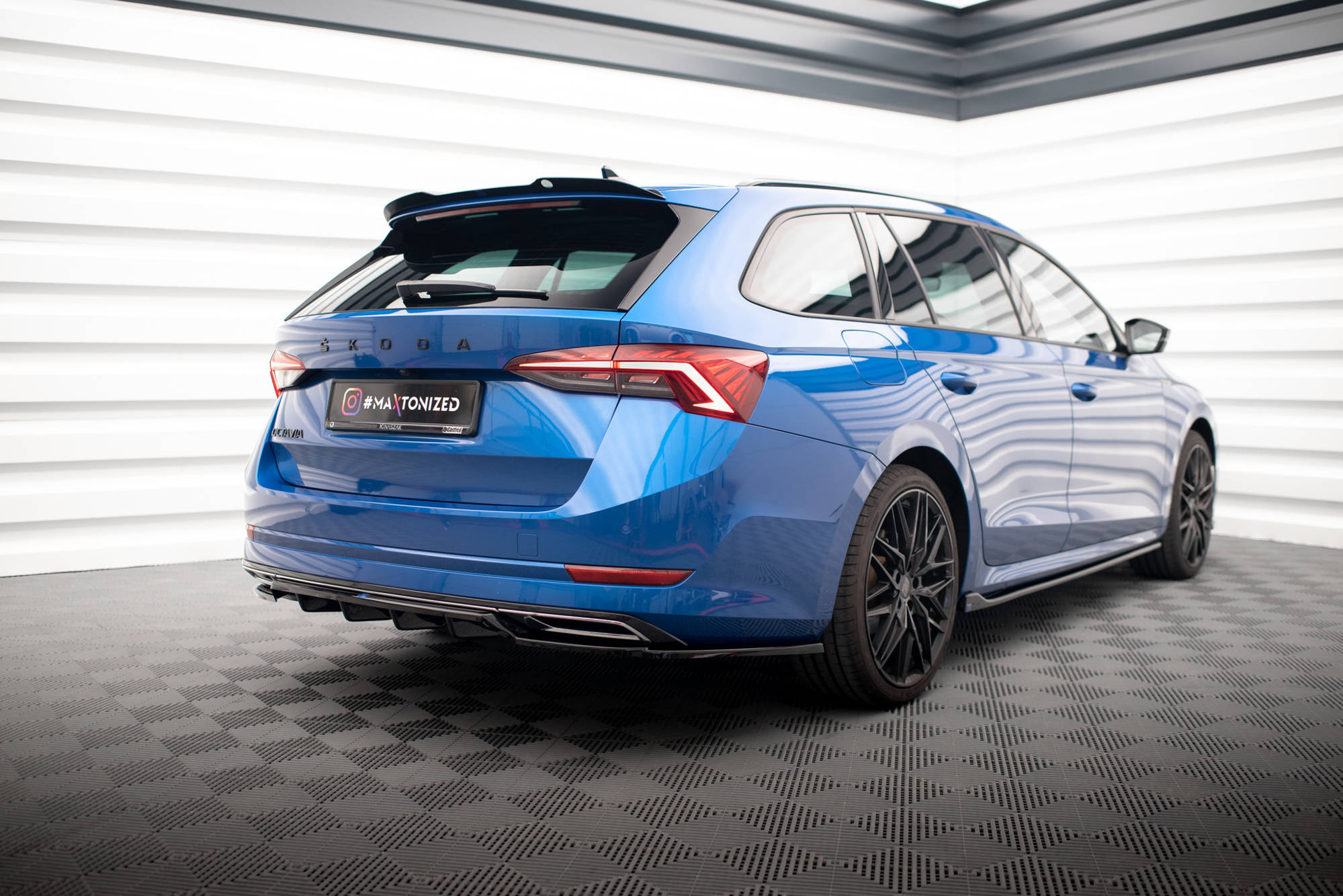 Takasplitteri (w/ v. bars) Skoda Octavia Sportline Mk4, Maxton-5