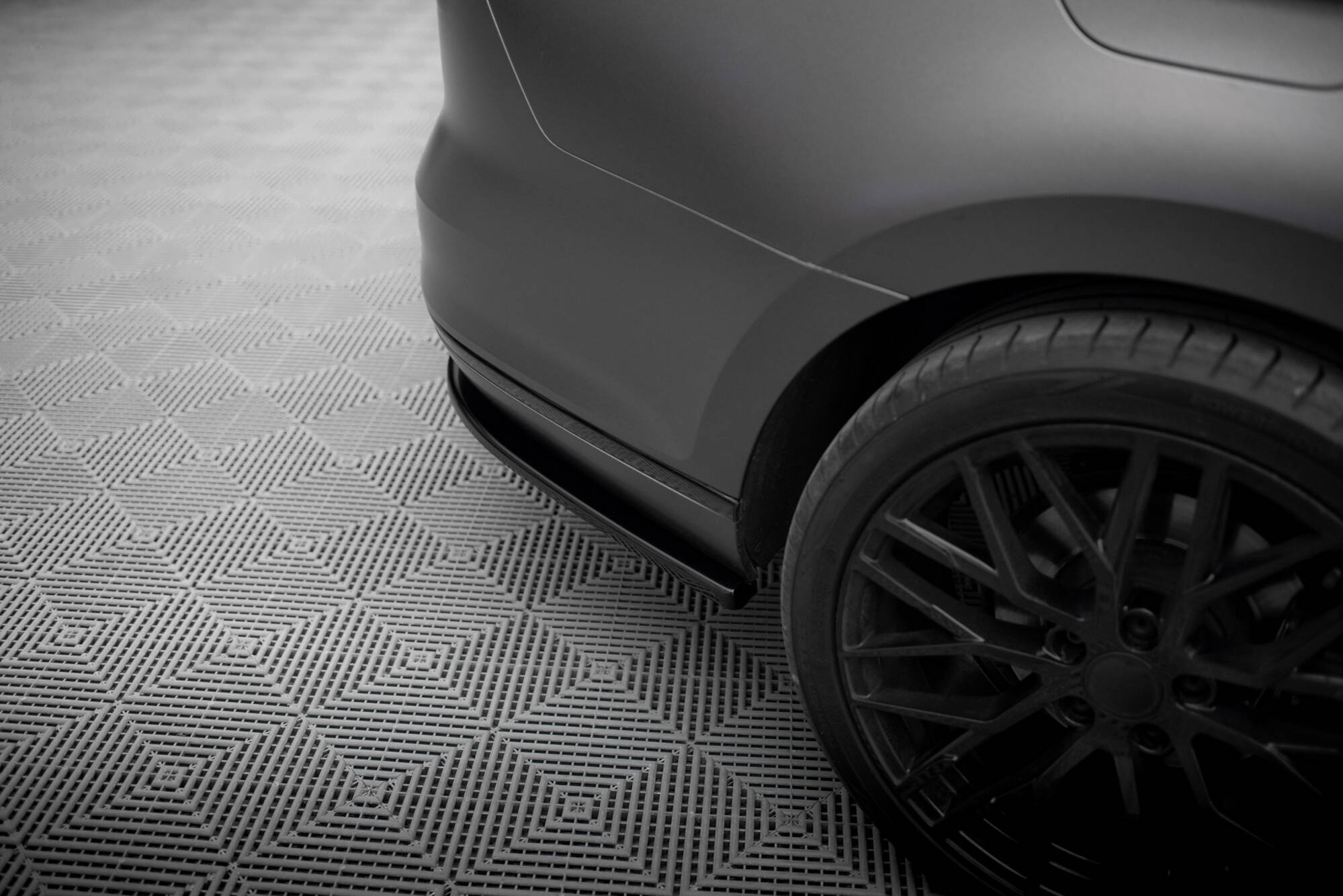 Takasplitteri (w/ v. bars) Volkswagen Passat R-Line B8, Maxton-4