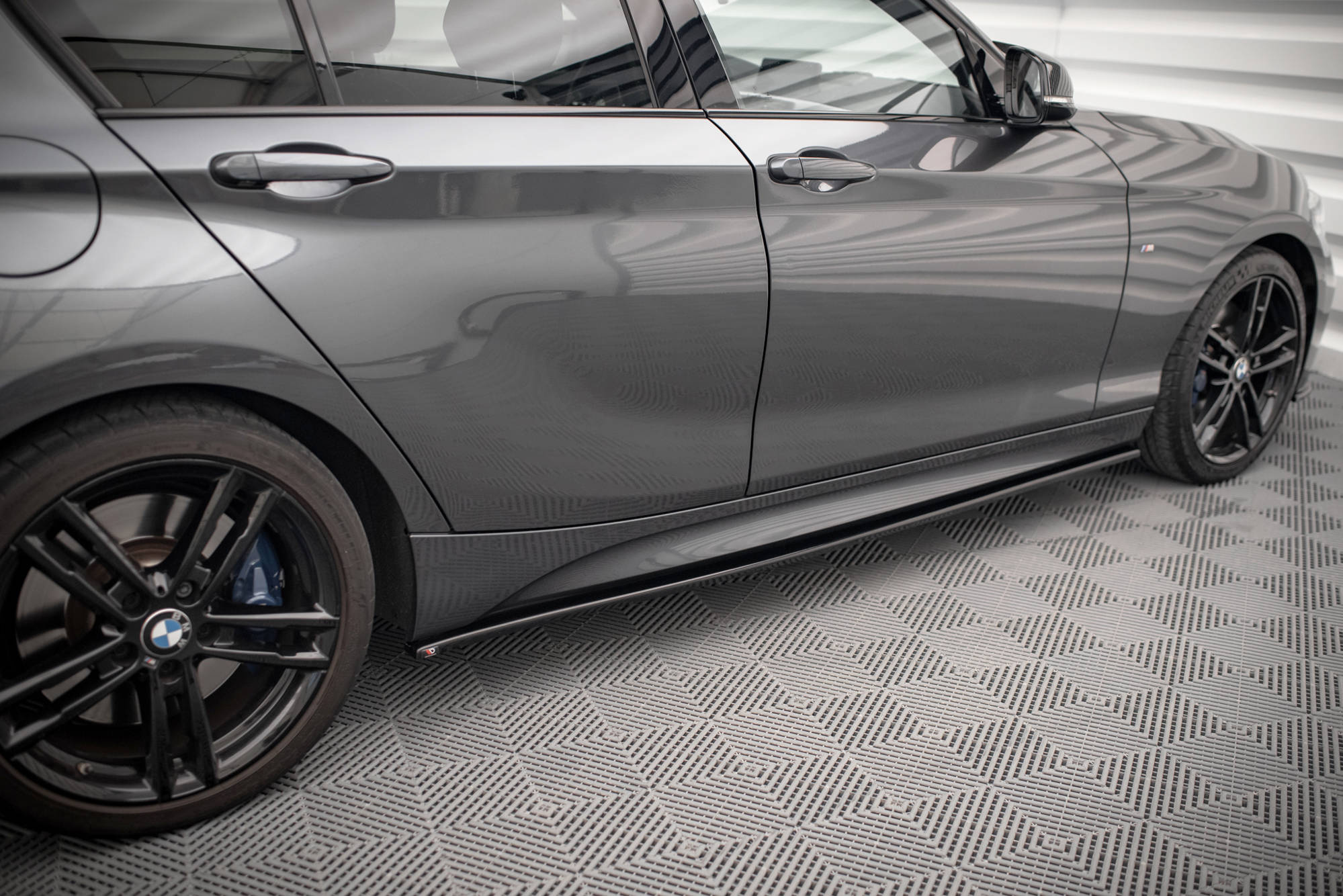 Sivuhelmat (V1) BMW 1 F20 M135i / M140i / M-Pack, Maxton