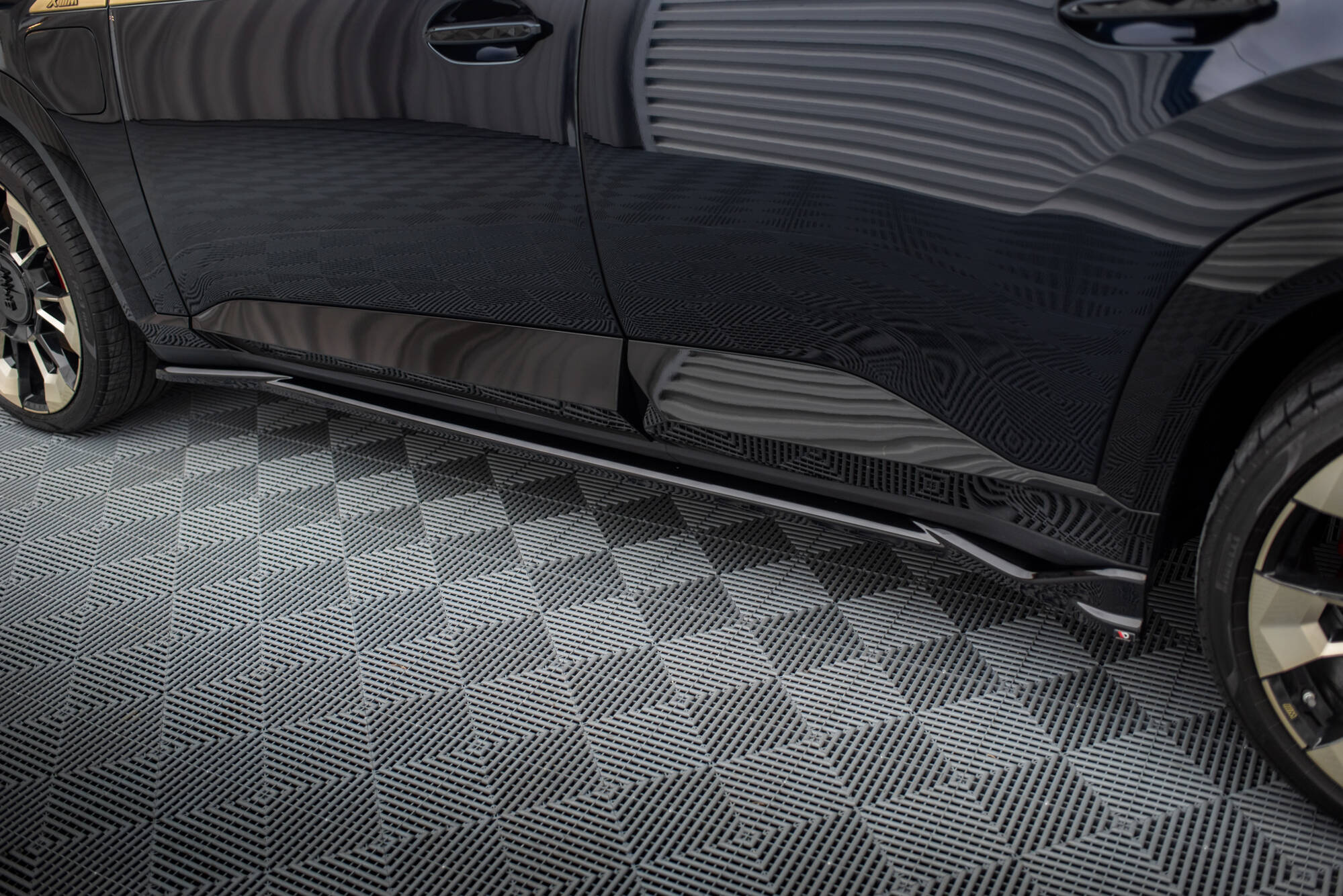 Sivuhelmat BMW XM G09, Maxton-3