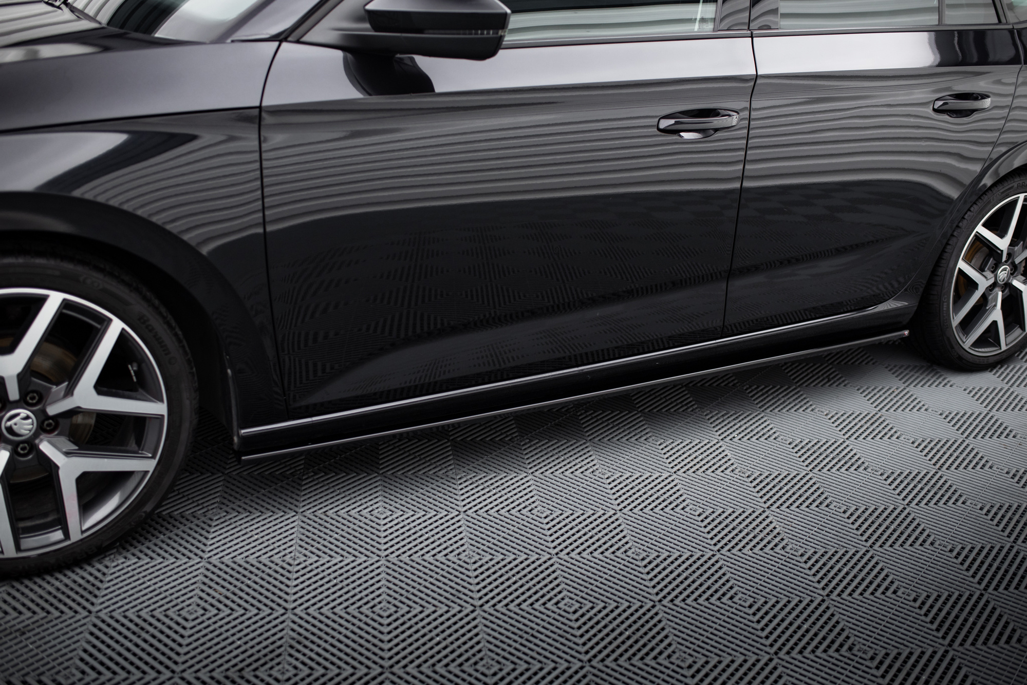 Sivuhelmat Skoda Scala, Maxton