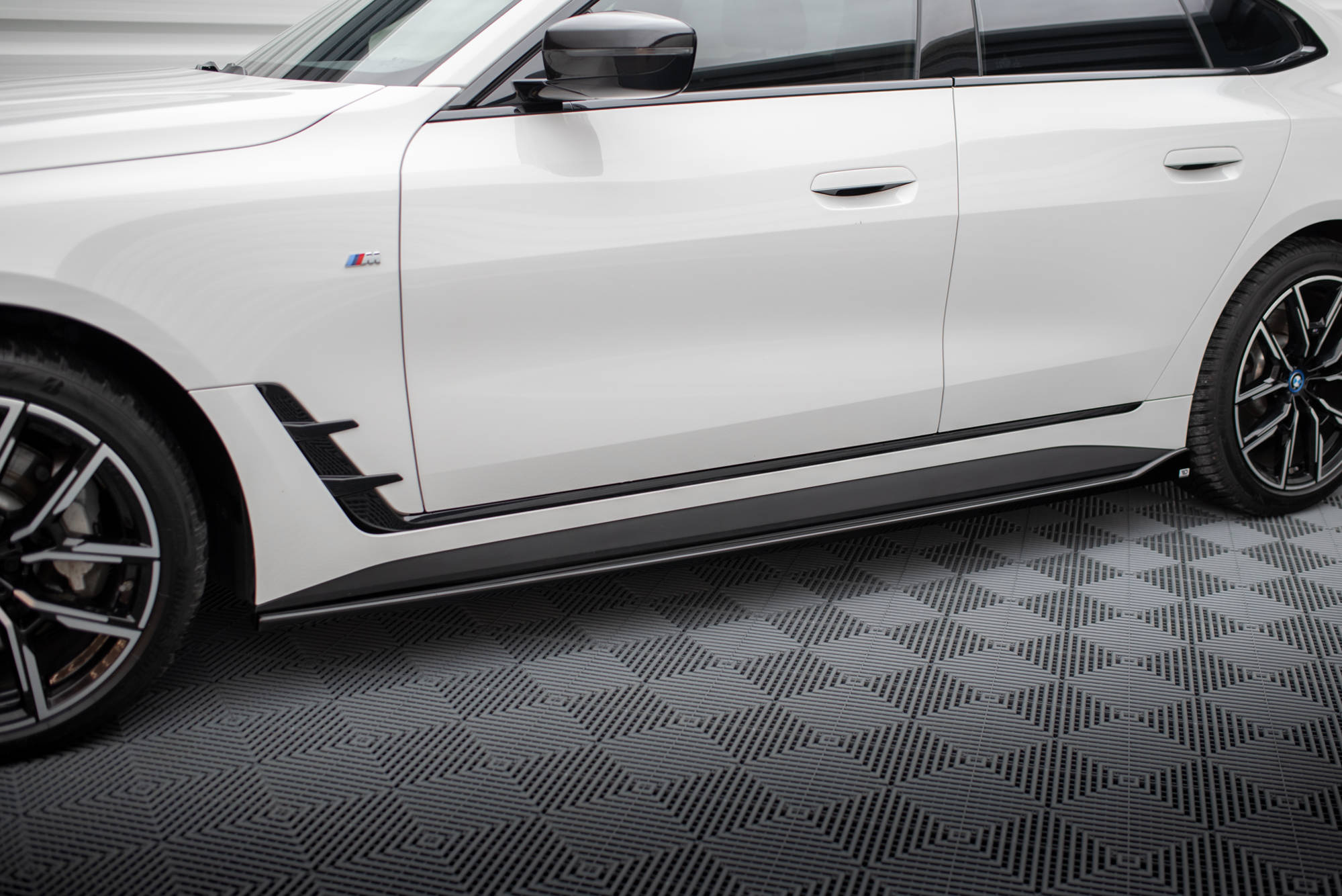 Sivuhelmat (V1) BMW i4 M-Pack G26, Maxton