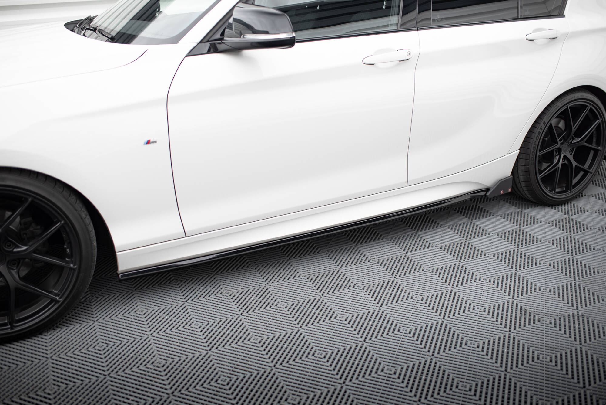 Sivuhelmat (V4) + Flaps BMW 1 M-Pack / M140i F20 Facelift, Maxton