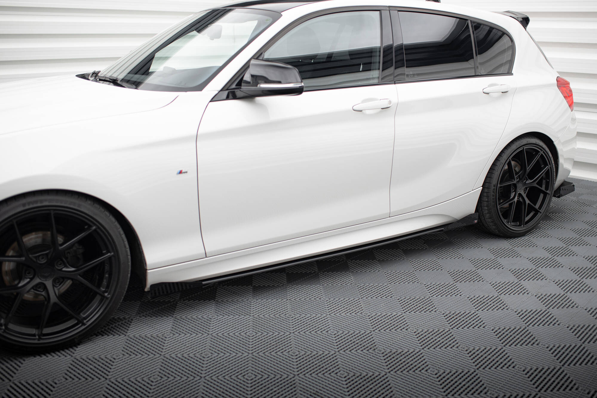 Street Pro Sivuhelmat (V2) + Flaps BMW 1 F20 M135i / M140i / M-Pack, Maxton